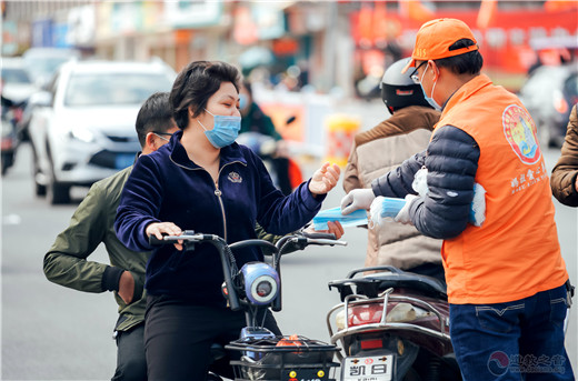 广东省陆丰市妈祖文化敬仰者派发口罩防疫