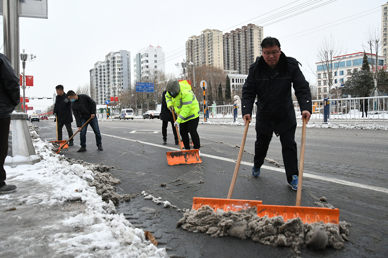 罗庄：750余名城管环卫“以雪为令”战风雪斗严寒全力保畅通